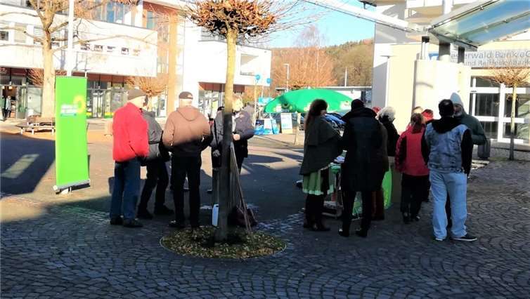 „Bunt statt Braun“, mit diesem Motto stieß der Info-Stand von Bündnis 90/Die Grünen OV Puderbach am Samstag in der Puderbacher Mitte auf reges Interesse.privat