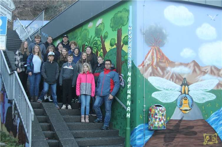 Bunt statt Grau: Im Rahmen eines Kunstprojektes am Haus der Jugend hatten Kinder und Jugendliche den Treppenaufgang an der Eichwiese mit farbenfrohen Graffitis gestaltet. Zum Abschluss trafen sich noch einmal alle Beteiligten an ihrem Gemeinschaftskunstwerk. Foto: privat