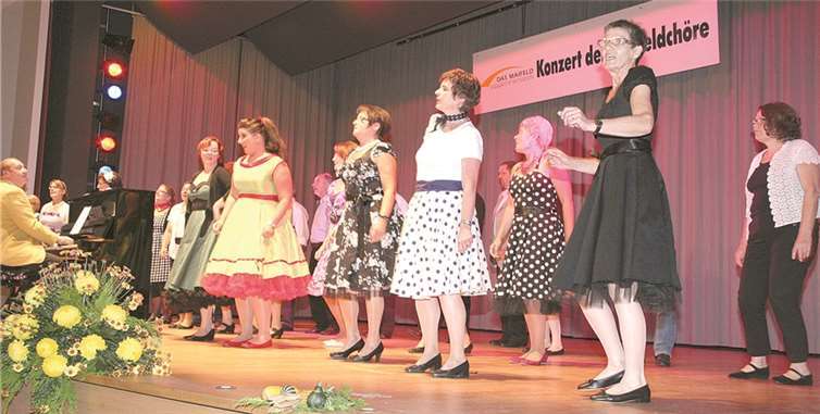 Bunt und beschwingt präsentierte der „Junge Chor Maifeld“ Schlager der 50er und 60er-Jahre.