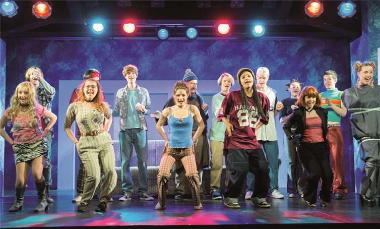 Bunt und etwas durchgeknallt geht es mitunter auf der Bühne zu - eben wie in den 90ern. Koblenzer Jugendtheater/Kai Myller