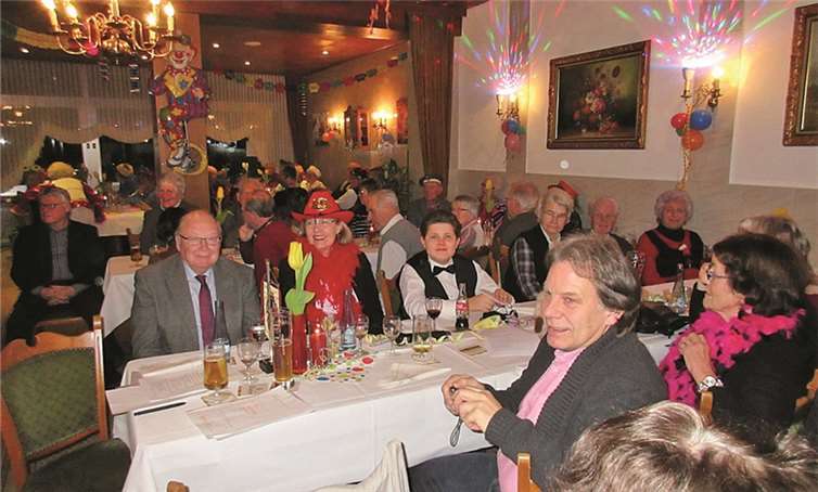 Bunt und fröhlich feiert die St. Martin-Nachbarschaft ihr Gelog 2015.privat