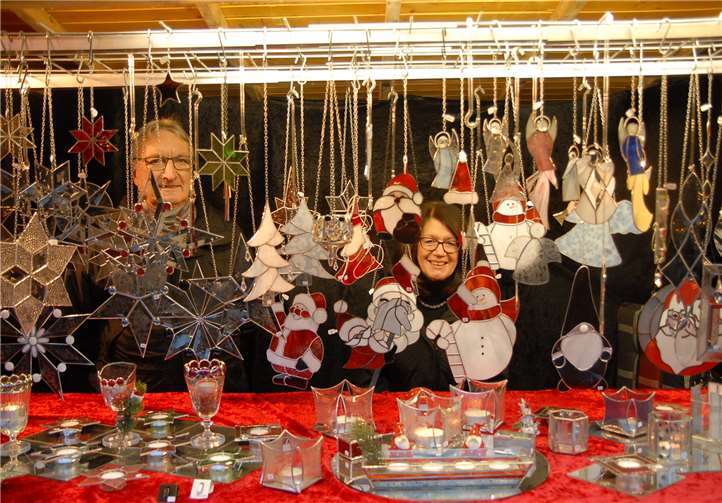 Bunt und leuchtend wie der Puderbacher Weihnachtsmarkt präsentieren sich die Tiffany-Arbeiten von Renate Severin aus Königswinter, dieimmer wieder gerne ins Holzbachtal kommt. Fotos: KER