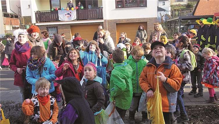 Bunt verkleidete Kinder zogen durch die Straßen von Niederfell. privat