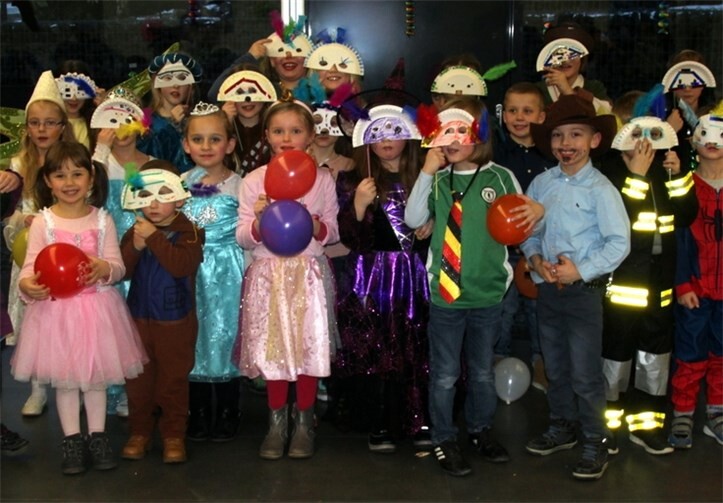 Bunt verkleidete und maskierte Kinder auf der Karnevalsfete.Picasa