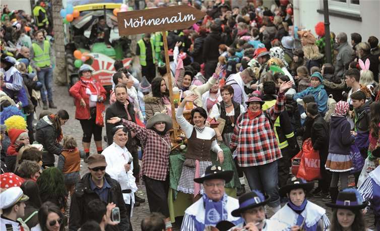 Kamelleregen beim Heimersheimer Umzug Bunt, wibbelig und gut gelaunt ging es zu beim Zug in Heimersheim.