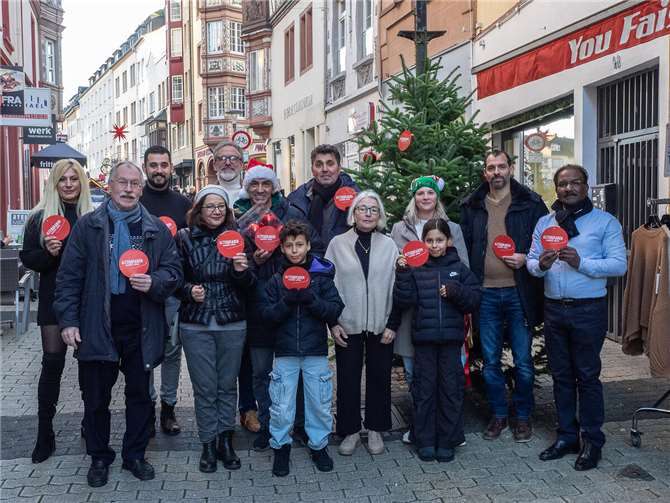 Bunt, wie das Leben in einer der ältesten Straßen der Altstadt, sollte die Aktion am Vorabend des 1. Advents nicht nur die Straße als „Tor zur Altstadt“ schmücken, sondern einladen sich auf Tradition und Nachbarschaft zu besinnen. Foto: Hermann Schäfer