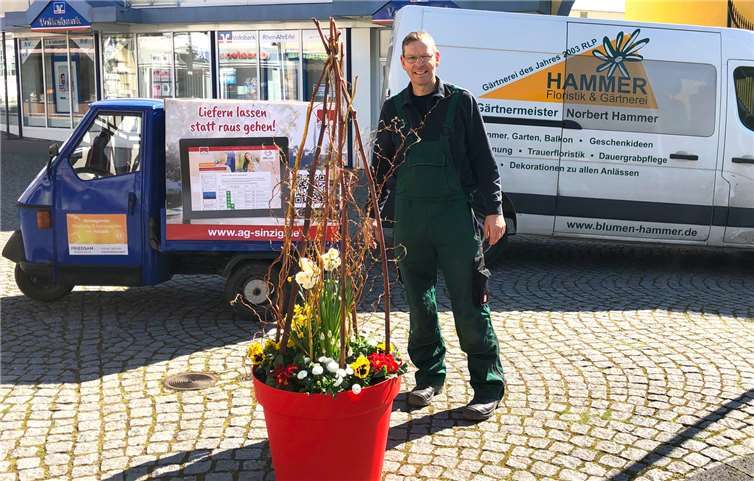 Bunte Blumenkübeln zieren nun den Marktplatz. Foto: privat