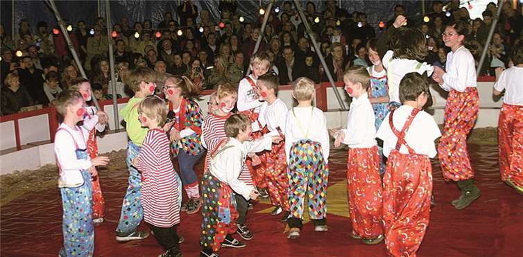 Bunte Clowns gaben sich ein Stelldichein. RÜ