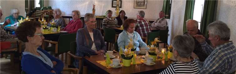 Bunte Dekoration verbreitete gute Laune im Montagscafé. Privat