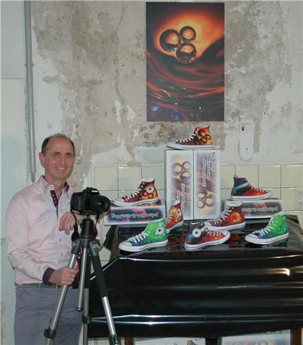 Bunte Farbenvielfalt: Nikolaus Wilhelmy mit Fotografien und Turnschuhen. Foto:-BL-