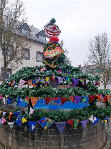 Bunte Girlanden und Clownskopf: Martinsbrunnen startet in die fünfte Jahreszeit.  Foto: privat