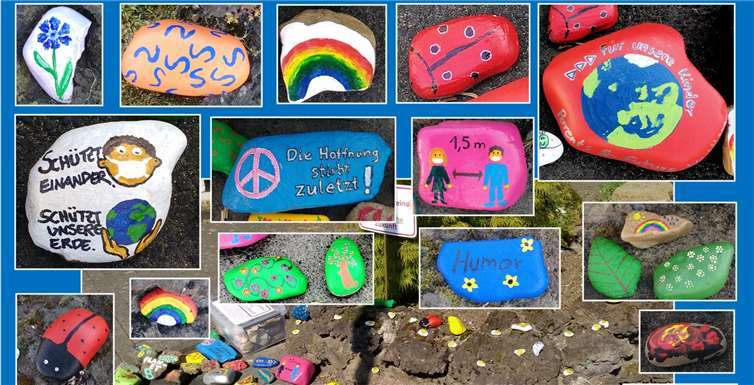 Bunte Hoffnungs- und Wunschsteine am Vorplatz Henseler Hof in Niederbachem. Themen sind überwiegend Klimaschutz, Coronapandemie, Naturschutz oder einfach nur bunt und schön.