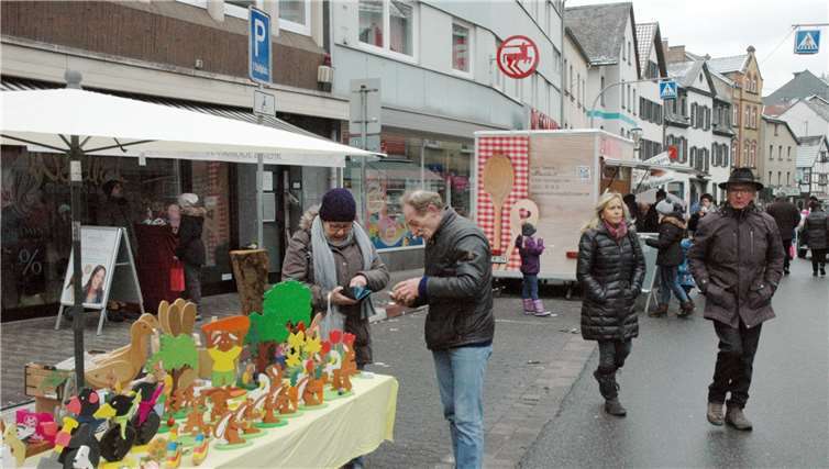 Bunte Holzfiguren ließen eine Ahnung vom Frühling aufkommen. UM