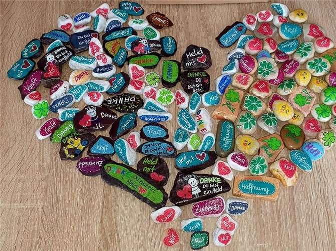 Bunte Hosentaschensteine für die Flutopfer und Helfer im Ahrtal motivieren und bringen Glück! Foto: privat