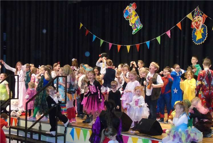 Bunte Kinderscharen spielen, singen, tanzen und lachen auch in diesem Jahr beim Kinderkarneval. Fotos: privat