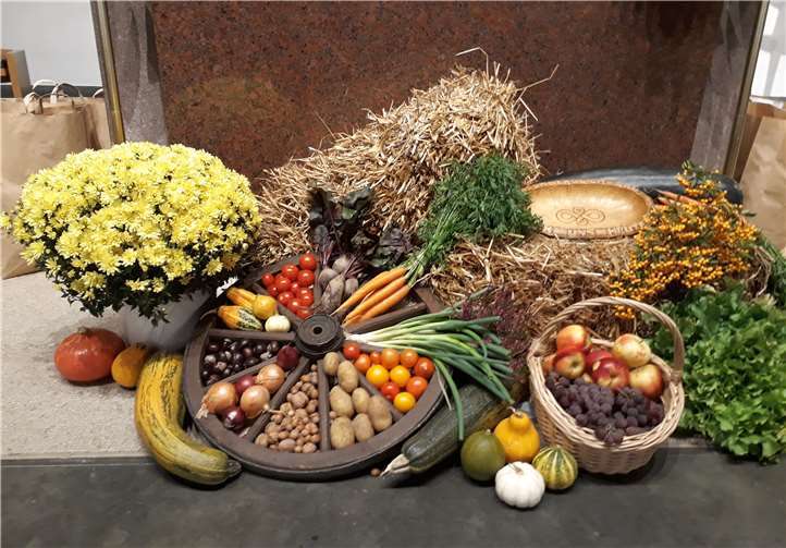 Bunte Kunstwerke aus Obst, Gemüse unde Blumen schmückten den Altar. privat