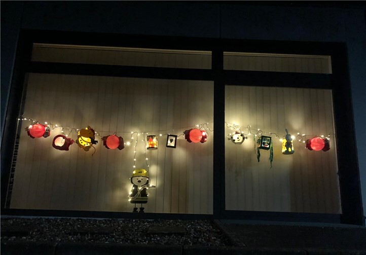 Bunte Laternen leuchten im Fenster des Mannschaftsraums der Freiwilligen Feuerwehr. Foto: privat