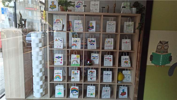 Bunte Lesetüten in der Buchhandlung.  Foto: privat
