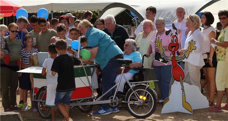Großer Besucherandrang beim Familien- und Begegnungsfest Bunte Luftballons und das Eisfahrrad sorgten für Begeisterung bei Groß und Klein. privat