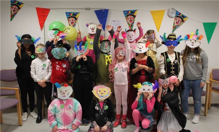 Bunte Masken und Bilder entstanden beim Schulprojekt. Foto: privat