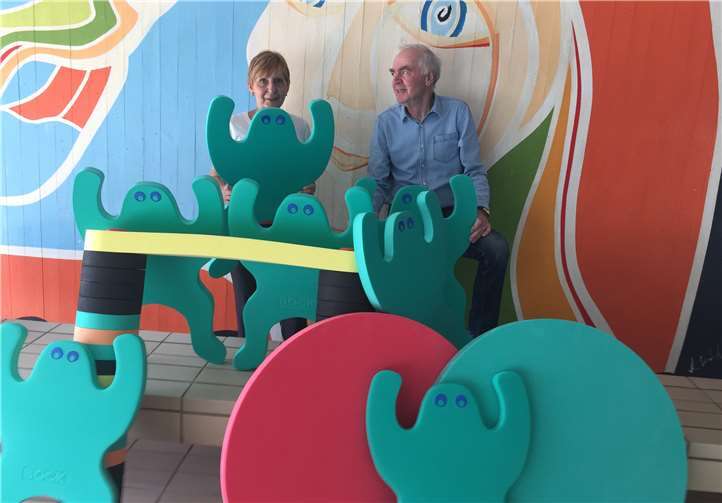 Bunte Mischung für kleine Badegäste: Reinhold Poloczek, Vorsitzender des Fördervereins, überreichte neue Spielgeräte an Hallenbadleiterin Inge Amzehnhoff. Foto: privat
