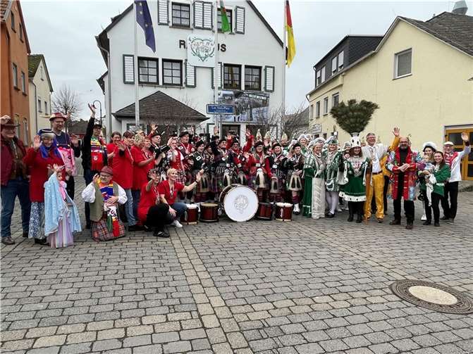 Bunte Narrenschar mit der Maybole-Pipe-Band vor dem Rathaus. Fotos: Petra Bahl