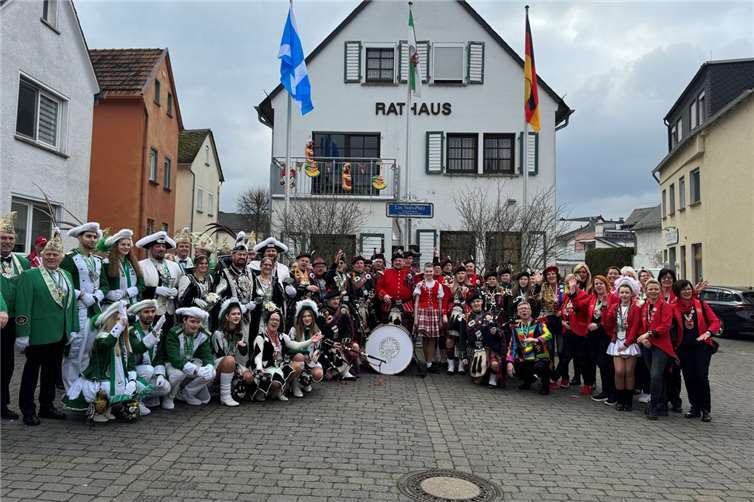 Bunte Narrenschar mit der Maybole-Pipe-Band vor dem Rathaus. Fotos: Petra Bahl