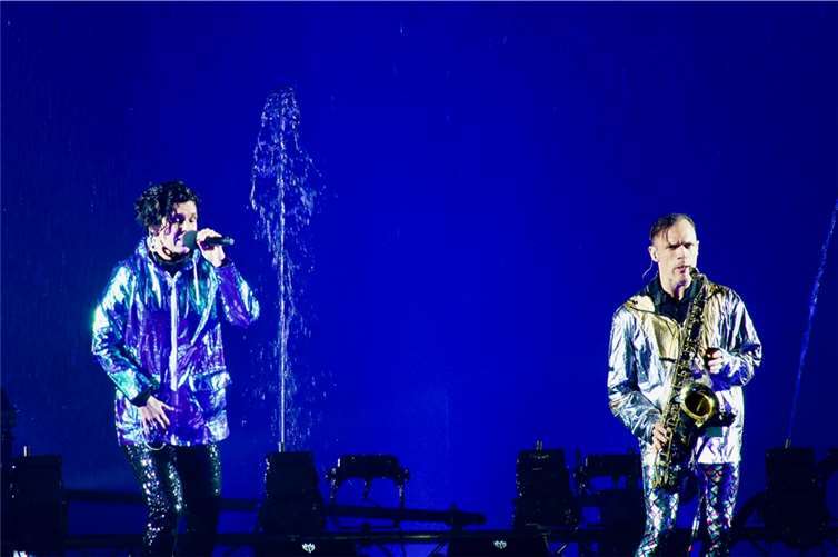 Die neue Show begeistert das Publikum Bunte Regencapes schützen die Musiker von „saxOsing“
