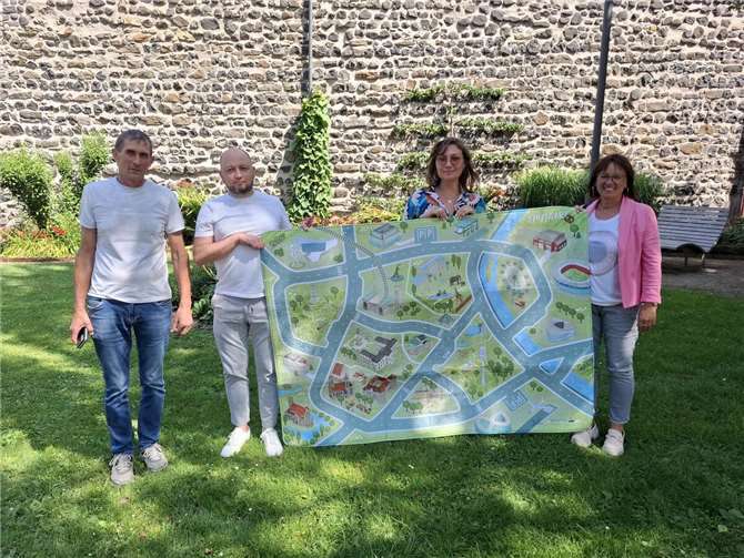Städtepartnerschaft Montabaur–Trostyanets: Engagement auf vielen Ebenen Bunte Spielteppiche sollen den Kindern von Trostyanets auch in Kriegszeiten einige unbeschwerte Momente bescheren. (v.l.) Mykola Savchenko, stellv. Bürgermeister Maksym Synyavin und Svytlana Popovych nehmen das Geschenk von Annedore Schäfer-Bösch von der DUG entgegen. Foto: Stadt Montabaur, Claudia Bastian-Tertsch