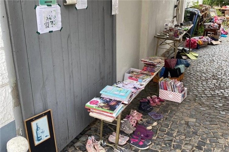 Bunte Stände laden im ganzen Ort zum Entdecken ein.