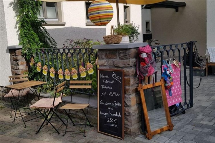 Bunte Stände laden im ganzen Ort zum Entdecken ein.