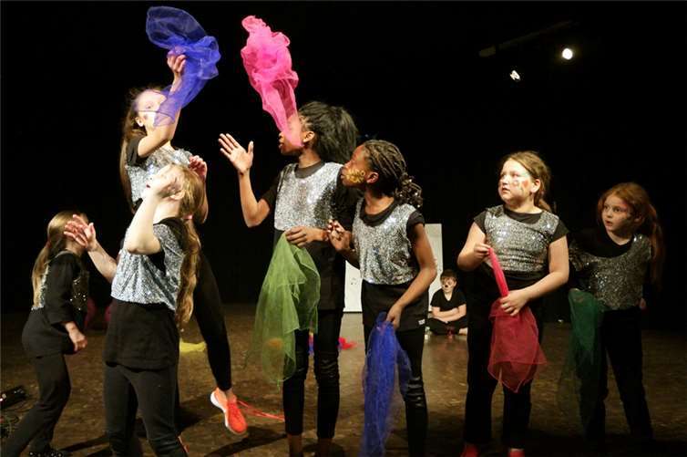 Bunte Tücher schwebten über den Köpfen der Mädchen.