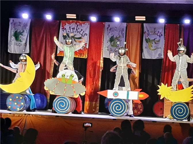 Bunte Vielfalt auf der Bühne, die fulminante Zirkusaufführung in Polch. Quelle: GS Polch