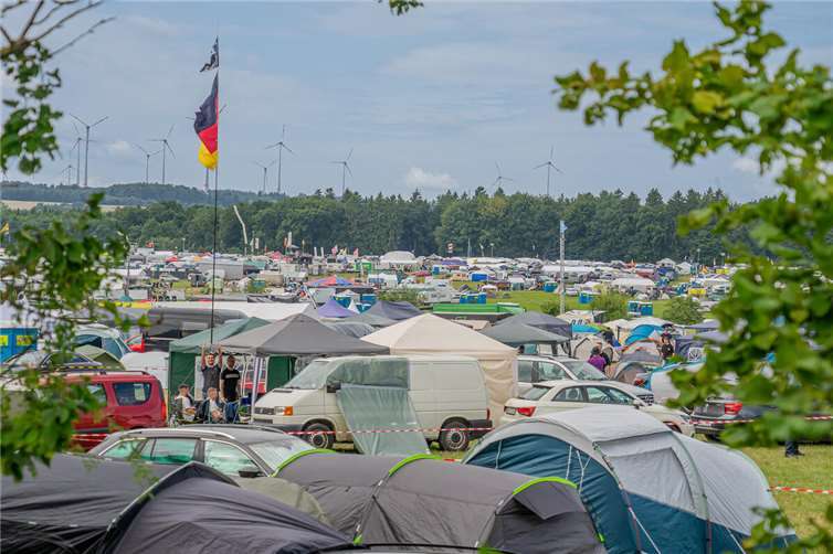 Nature One 2025 feiert 30 Jahre: So lief die Anreise zum Festival Bunte Zelte prägen das Bild auf dem weitläufigen CampingVillage. Foto: I-Motion