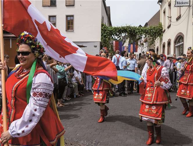 Bunte, fantasievoll und liebevoll ausgestattete Trachten begeisterten die Zuschauer, die den Straßenrand säumten.