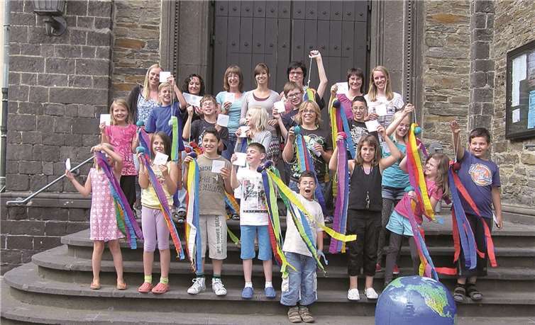 Bunte selbst gebastelte Regenbogenvögel begleiteten 18 Kinder und Jugendliche „auf ihrer Reise rund um die Welt“. Privat