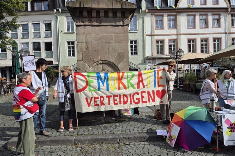 Bunter Einsatz für die Demokratie.
