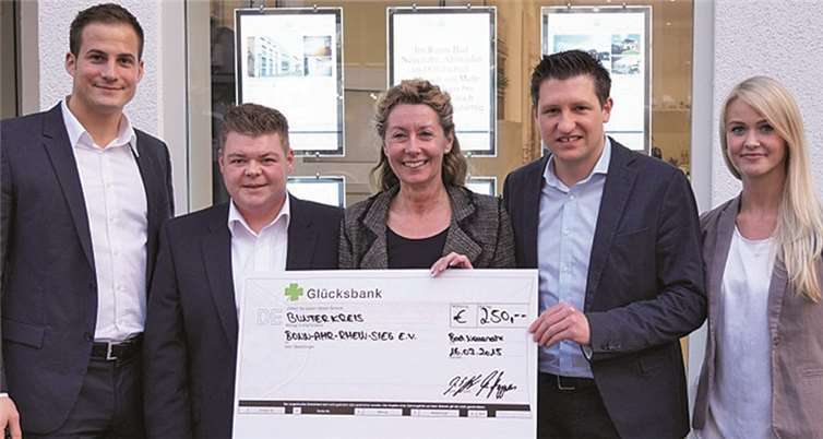 Bunter Kreis: Christian Gerwe (Vertrieb), Manuel Efferz, Inka Orth, Markus Hoppen, Sarah Offeroth (Büroleitung) (v.l.n.r.)privat