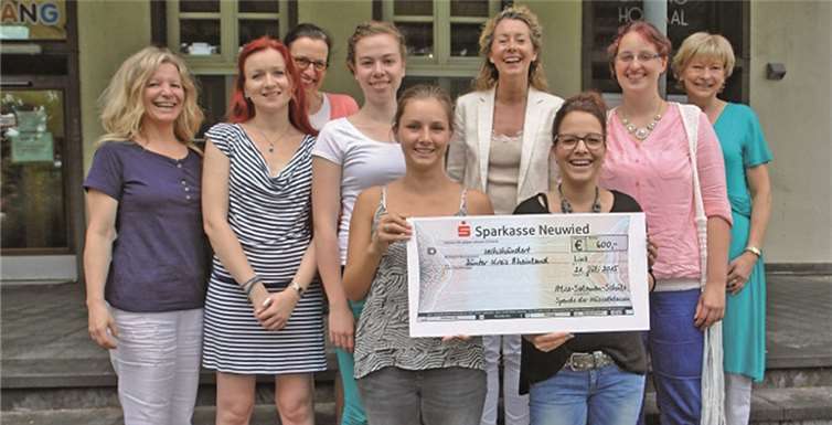 Bunter Kreis: Schülerinnen der Erzieher-Unterstufe der Alice-Salomon-Schule mit Jeannette Elfers (dritte von links hinten) und Inka Orth (Mitte). Privat