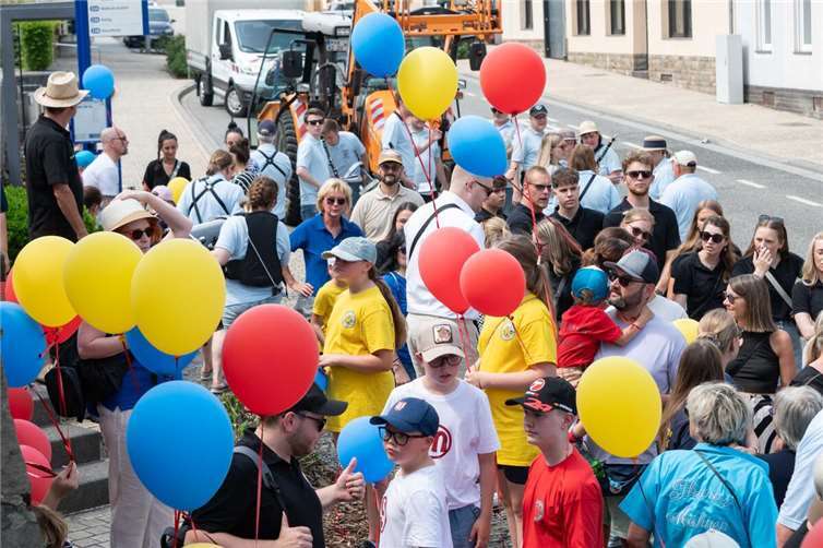 Die große Karnevals- und Kirmesgesellschaft veranstaltet wieder vier lebendige Tage auf dem Festplatz am Rhein Buntes Bild beim Aufstellen am Thur zum Kirmesfestzug.