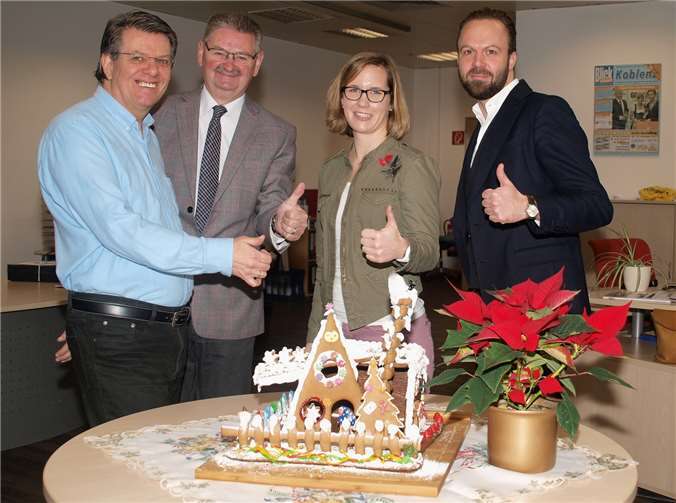 Buntes Naschwerk passend zur vorweihnachtlichen Zeit, darüber freuten sich mit Udo Stanzlawski (v. l.) die Kollegen Hans-Werner Profittlich (Key-Account), Corinna Berg (Anzeigen-Innendienst) und Gilmour Niggemann (Anzeigen-Außendienst).  US