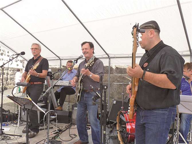 Buntes Programm bei ARS FONTANA: Straßenmusikfestival lockte am Wochenende Tausende von Besuchern in die Unkeler Gassen.-STUKO-