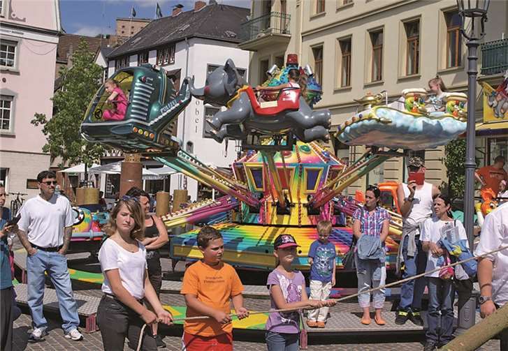 Geselligkeit rund um den Kirmesbaum