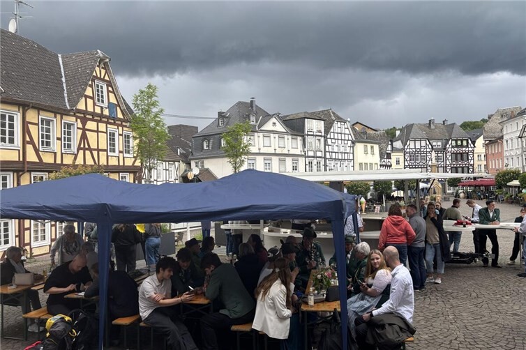Buntes Treiben auf dem Linzer Marktplatz während des Königschiessens