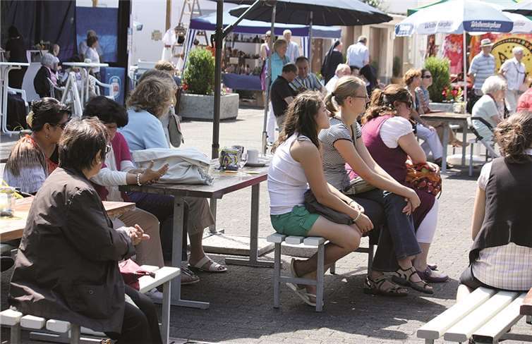 Buntes Treiben auf dem Platz des Pilgerhauses bei schönstem Festivalwetter. privat