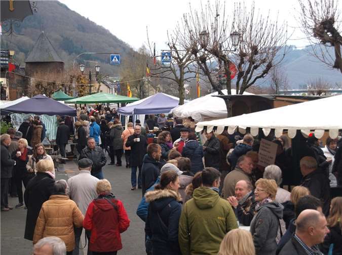 Buntes Treiben auf der Entdeckungsmeile des Alkener Weihnachtsmarktes direkt an der Mosel.