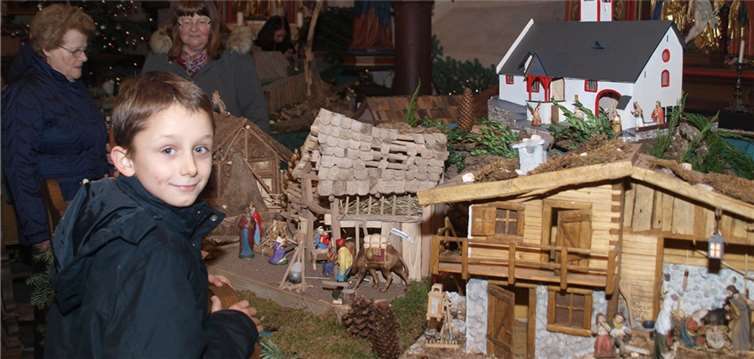 Buntes Treiben auf der Entdeckungsmeile des Alkener Weihnachtsmarktes direkt an der Mosel.