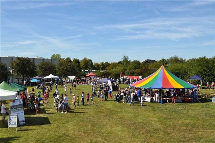 Buntes Treiben auf der Werferwiese mit Zelt. Foto: Stadt Meckenheim
