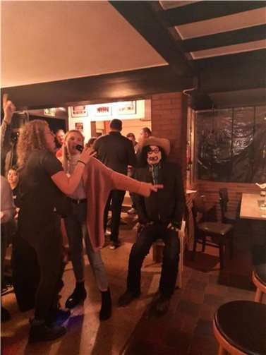 Buntes Treiben bei der Karaokeveranstaltung. Fotos: privat
