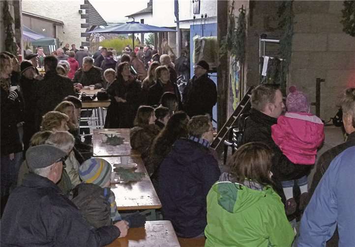 Buntes Treiben beim Adventsbasar auf dem Piemonteser Hof in Thür.